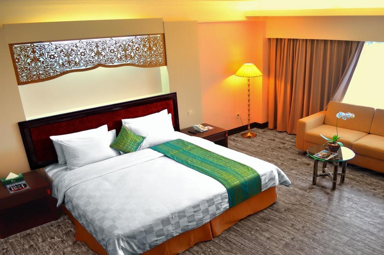 Kyriad Bumiminang Hotel Padang  Exteriér fotografie